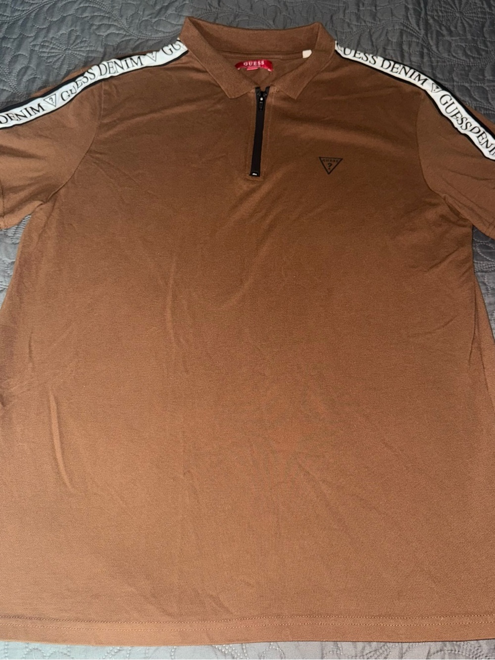 Polo demi zippé
GUESS Taille XL